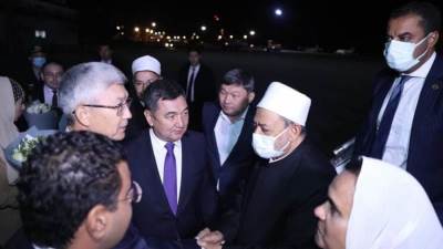 شيخ الأزهر يصل إلى مطار نور سلطان بالعاصمة الكازاخية