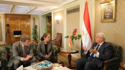 وزير التعليم العالي يلتقي وفد البنك الدولي لبحث التعاون المُشترك