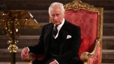 الملك تشارلز يرث طيور البجع في بريطانيا بعد وفاة الملكة إليزابيث