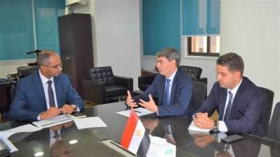 نائب وزير الإسكان يبحث مع ممثلي بنك الاستثمار الأوروبي مشروعات المياه والصرف