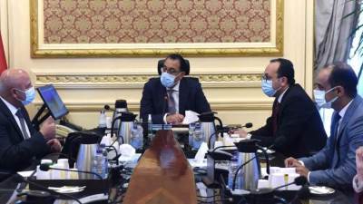 رئيس الوزراء يتابع مع وزير النقل عدد من مشروعات الوزارة