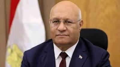 رئيس جامعة بنها يستعرض تقريراً حول "التشخيص عن بعد" بالمستشفى الجامعى