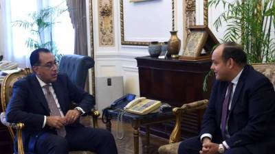 رئيس الوزراء يتابع مع وزير التجارة والصناعة ملفات عمل الوزارة 