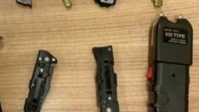 جمارك مطار القاهرة تضبط محاولتي تهريب عدد من الأسلحة البيضاء والكبسولات المخدرة