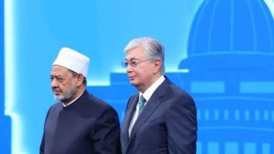 كازاخستان تهدي شيخ الأزهر جائزة "أستانا الدولية" لجهودة في مجال الحوار بين الأديان
