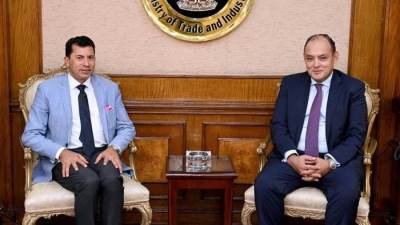 وزيرا التجارة والرياضة يستعرضان تصنيع المستلزمات الرياضية واستفادة الشباب بالبرامج التنموية