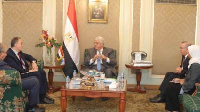 وزير التعليم العالي يبحث آليات التعاون العلمي مع الجامعة الأمريكية بالقاهرة