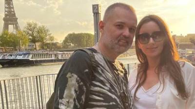 محمد محمود عبد العزيز لزوجته في عيد ميلادها: "السنادي الأحتفال مؤجل والهدية مؤجلة"