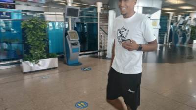 الزمالك يصل مطار القاهرة استعدادا للسفر إلى الكاميرون.. صور