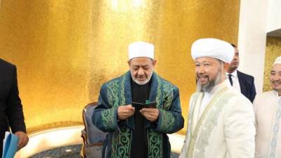 مفتي كازاخستان يهدي شيخ الأزهر زي "الشابان التقليدي" تقديرا لزيارته للبلاد