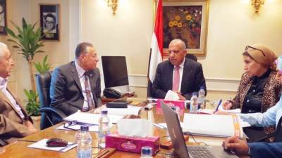 وزير قطاع الأعمال يتابع تطوير شركة "سيجوارت" ويوجه برفع الطاقة الإنتاجية