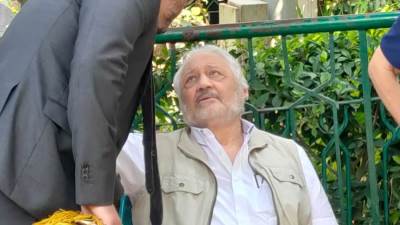 وصول جثمان زوجة الفنان خالد زكى لمسجد مصطفى محمود لصلاة الجنازة