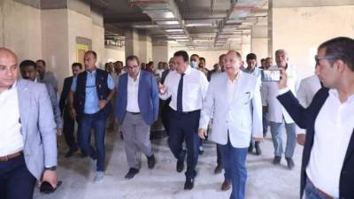 "عبدالغفار" للشركات المنفذة لمستشفى منفلوط: هناك تأخر غير مبرر ويجب استلام المباني نهاية العام