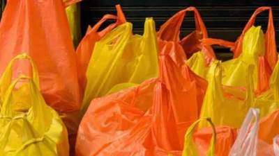 سلطنة عمان تحظر استيراد الأكياس البلاستيكية بداية من يناير 2023