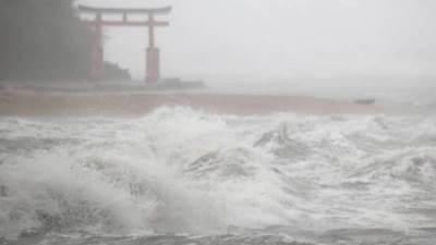 إعصار «نانمادول» العملاق يجتاح جزيرة في اليابان