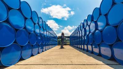 ارتفاع أسعار النفط نتيجة تراجع الدولار ومخاوف بشأن المعروض