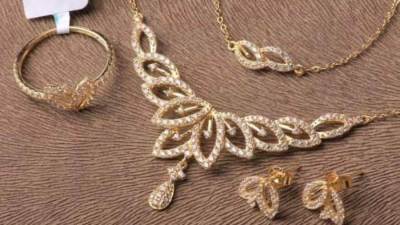 الذهب ينخفض مع صعود الدولار قبيل اجتماع المركزي الأمريكي