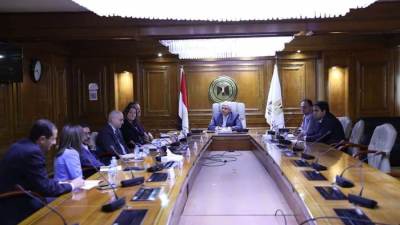 عاشور يعقد اجتماعًا مع وفد الوكالة الأمريكية لمناقشة تطوير كليات التربية