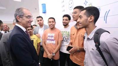 خلال زيارته لقنا.. وزير الاتصالات يزور "كرياتيفا" بجامعة جنوب الوادى