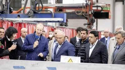 وزير النقل ومايكل بيتر في جولة تفقدية لمصنع سيمنز بمدينة كريفيلد الالمانية