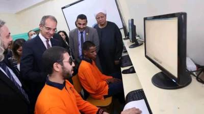 وزير الاتصالات يتفقد أعمال التطوير التكنولوجى لمجمع مدارس معهد النور للمكفوفين