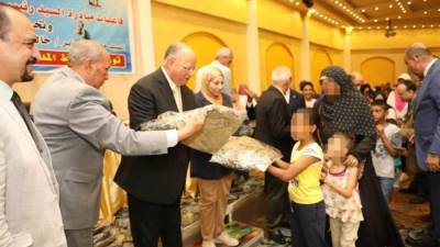 محافظ القاهرة يفتتح معرض الأسر المنتجة بحي الخليفة.. ويوزع ألفي حقيبة مدرسية