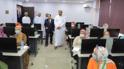  وزير العمل العماني يطلع على التجربة المصرية في تتفيذ مسابقات التوظيف الحكومى