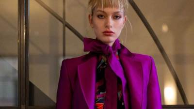 الألوان الزاهية تغزو موضة الخريف