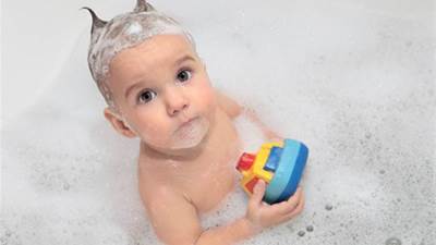 احذر هذه المواد الضارة بشامبو وسائل استحمام الأطفال!