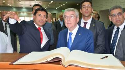 وزير الرياضة يصطحب رئيس اللجنة الأوليمبية الدولية في زيارة للمتحف الحضارات