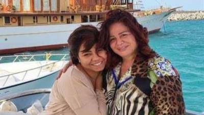 إلهام شاهين وشيرين عبدالوهاب في جولة بحرية بالإسكندرية