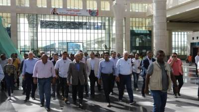 «الوزير» يتفقد محطة عدلي منصور ويستقل قطار LRT حتى محطة الفنون بالعاصمة