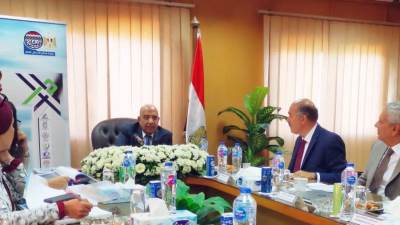 وزير قطاع الأعمال العام يتفقد "القابضة للأدوية" ويجتمع بمجلس إدارة الشركة