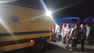 مصرع شخص وإصابة 10 آخرين في حادث انقلاب ميكروباص بأسوان 