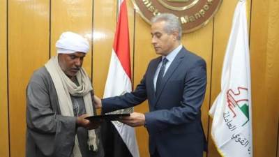 وزير القوى العاملة يسلم تعويضات لأسر من "العمالة غير المنتظمة" ب8 محافظات