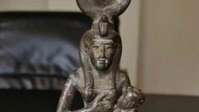 سفارة مصر بسويسرا تنجح في استرداد تمثال أثري يعود للحضارة المصرية القديمة