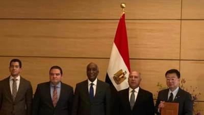 وزير النقل يسلم رسالة من الرئيس السيسى لرئيس الوزراء اليابانى