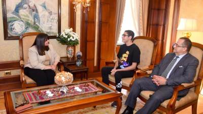 وزيرة الهجرة تستقبل الفائز ببطولة العالم في إحدى الألعاب الإلكترونية