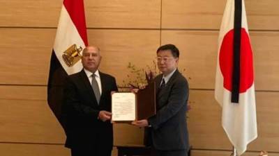 وزير النقل يسلم رسالة من الرئيس السيسي إلى رئيس الوزراء الياباني