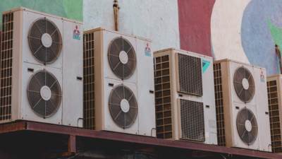 "الجيران اشتكت".. عجوز سنغافورى يركب 9 مكيفات فى شقته ويعلق: أبحث عن راحتى