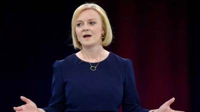 رئيسة وزراء بريطانيا تحذر من عواقب اقتصاديه شديده وتتمسك بتخفيض الضرائب