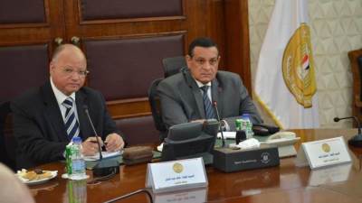 وزير التنمية يتابع جاهزية 210 أتوبيساً بالغاز الطبيعي والكهرباء بالقاهرة والإسكندرية