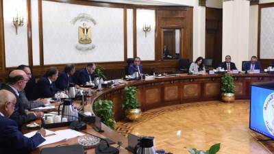 رئيس الوزراء يلتقي رؤساء الغرف الصناعية لوضع استراتيجية واضحة للصناعة المصرية