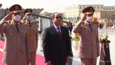 الرئيس السيسي يضع أكاليل الزهور على قبر الجندي المجهـول والزعيمين السادات وجمال عبد الناصر