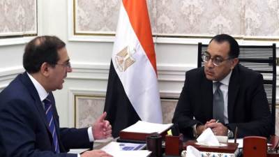 مدبولي يتابع مع وزير البترول موقف توافر المنتجات البترولية لتلبية احتياجات السوق المحلية