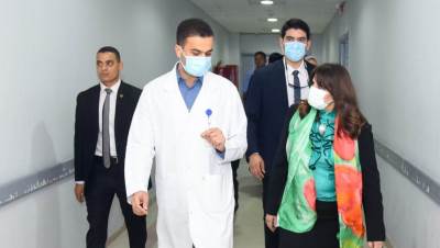 وزيرة الهجرة تزور الشاب أحمد حسين للاطمئنان على حالته بعد عودته لمصر