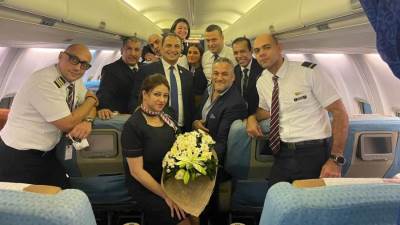 مصر للطيران تستقبل بالورود طبيباً أنقذ حياة طفل