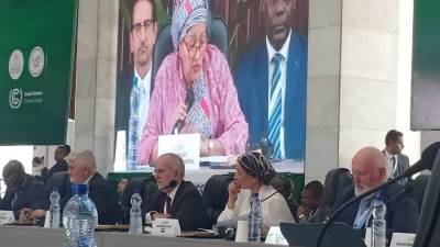 وزيرة البيئة تلتقي نظيرتها السنغافورية ويناقشان الأيام الموضوعية للشق غير الرسمي للمؤتمر