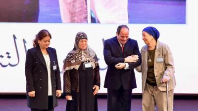 الرئيس السيسي يقدم التحية لأسر أبطال حرب أكتوبر 