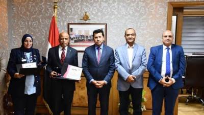وزير الرياضة يكرم القائد محمد مصطفى والقائدة مني أمين لفوزهم في مناصب بالمركز الكشفي العربي